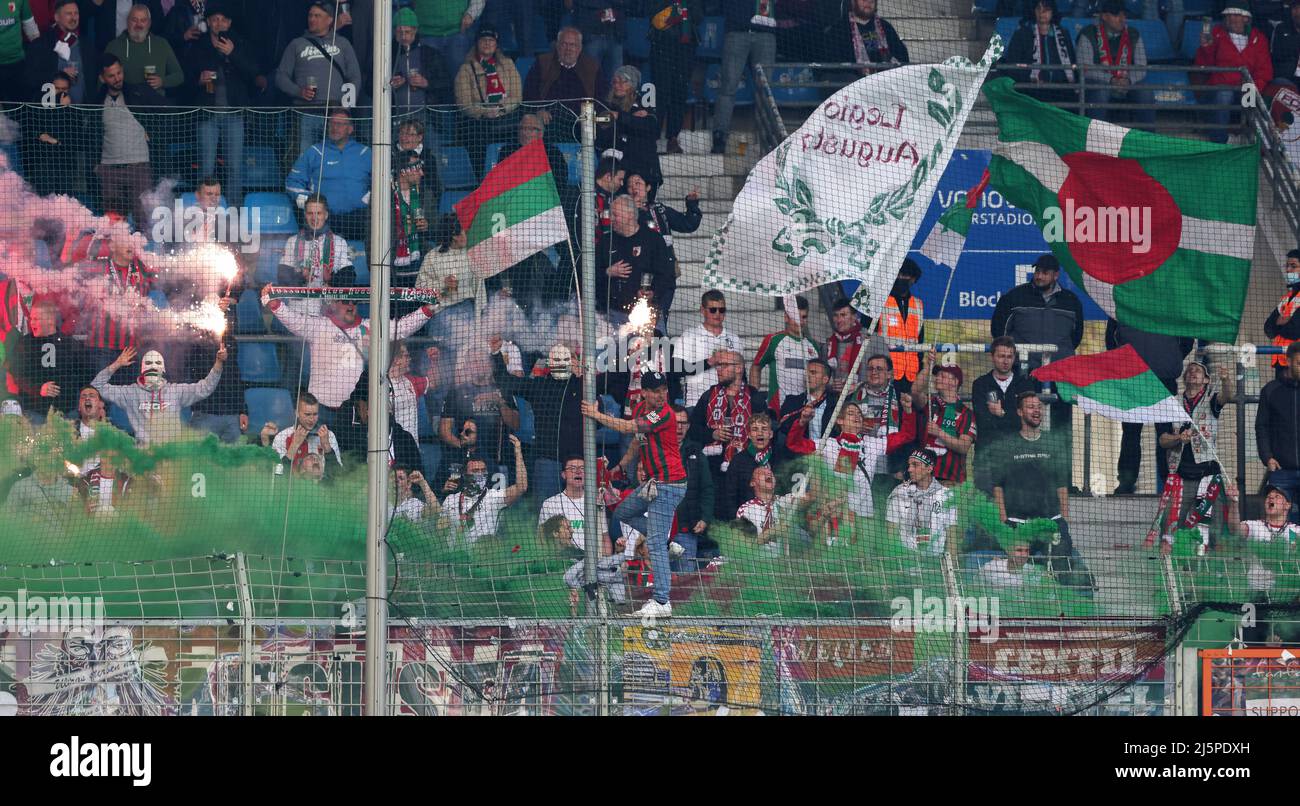 Bochum, Germania. 24th Apr, 2022. Primo : 24th Aprile 2022, Fuvuball, 1st Bundesliga, stagione 2021/2022, VFL Bochum - FC Augsburg Pyro, Rauchbpmben Fans Augsburg, Rauch Credit: dpa/Alamy Live News Foto Stock