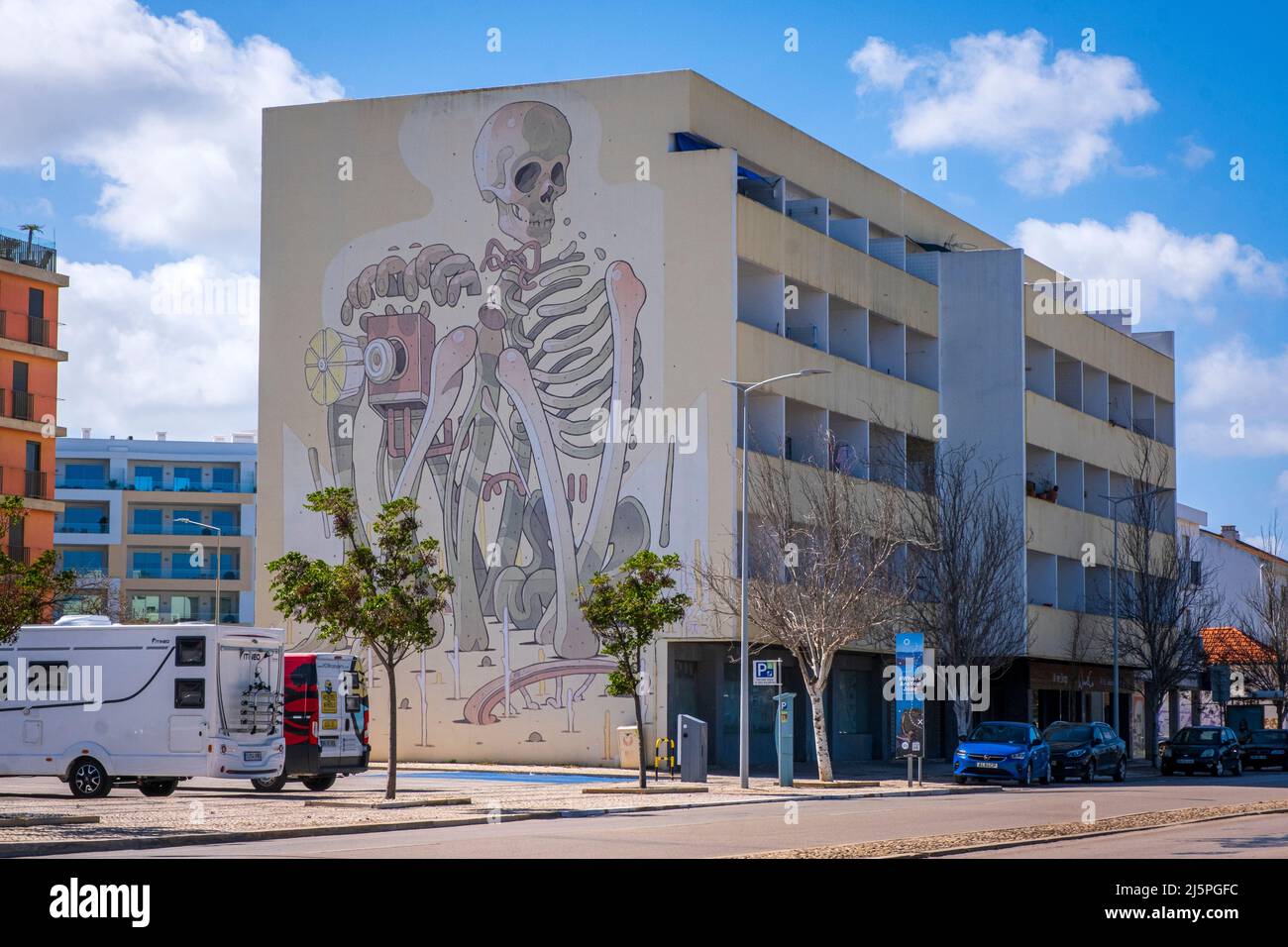 Murale di strada di uno scheletro che scatta una fotografia con una vecchia macchina fotografica, Lagos, Portogallo Foto Stock