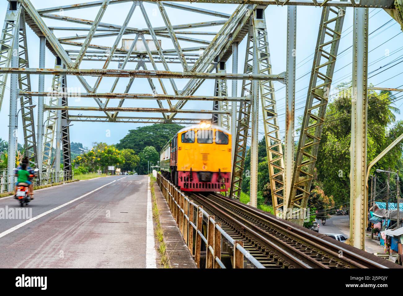 Surat Thani - 12 aprile 2022 - Time lapse di un treno che corre lungo il vecchio ponte ferroviario in metallo a Surat Thani, Thailandia Foto Stock