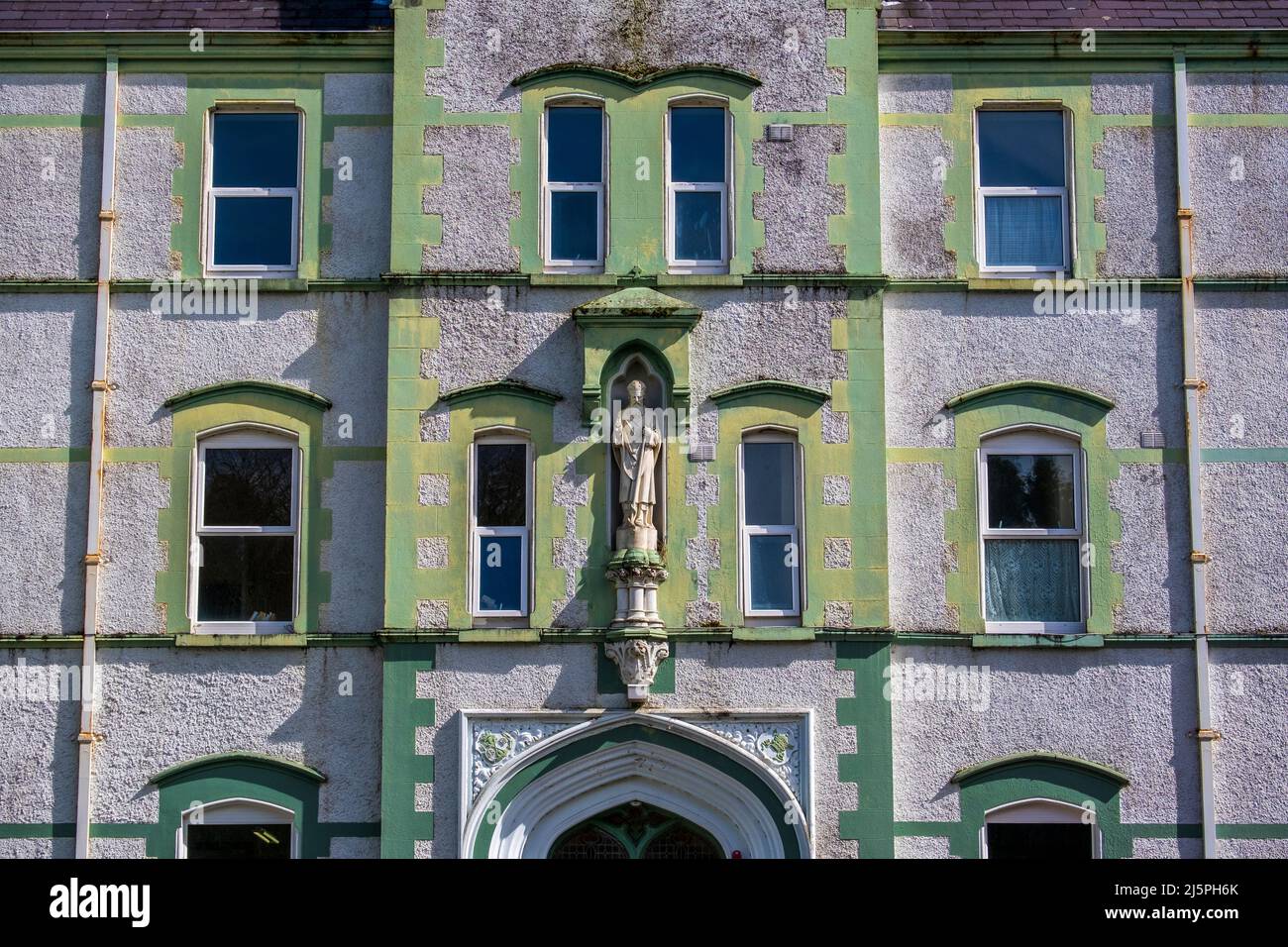 Facciata verde della chiesa a Esker Monastery, Contea di Galway, Irlanda Foto Stock