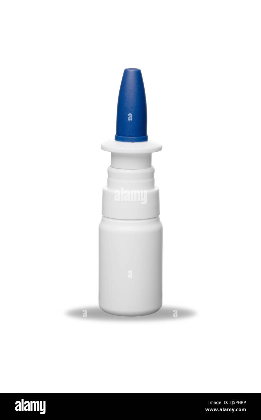 Flacone in plastica spray nasale con tappo blu e ombra morbida isolata su sfondo bianco. Mockup di imballaggio farmaceutico Foto Stock