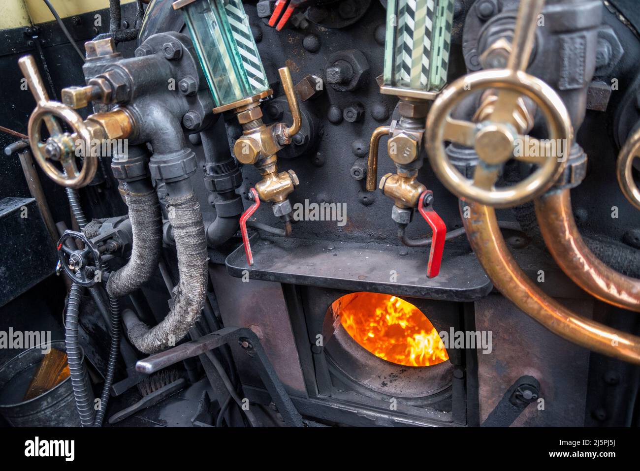 Kent & East Sussex Railway, Tenterden, Kent, Regno Unito. 25th Apr 2022. Il futuro del settore del vapore nel Regno Unito è minacciato dalla chiusura delle miniere di carbone del paese, in particolare il carbone secco estratto unicamente da una miniera in Galles. Il carbone a vapore secco è un combustibile semisomkeless che brucia più pulito del carbone della casa ed è usato nei motori ferroviari a vapore, nei motori di trazione e nelle navi a vapore-motorizzate. Il carbone importato crea livelli più elevati di inquinamento e influisce sull'ambiente grazie al trasporto da Kazakistan e Colombia. Si è verificato un evento per evidenziare il problema. Cabina del motore di austerità 0-6-0 Foto Stock