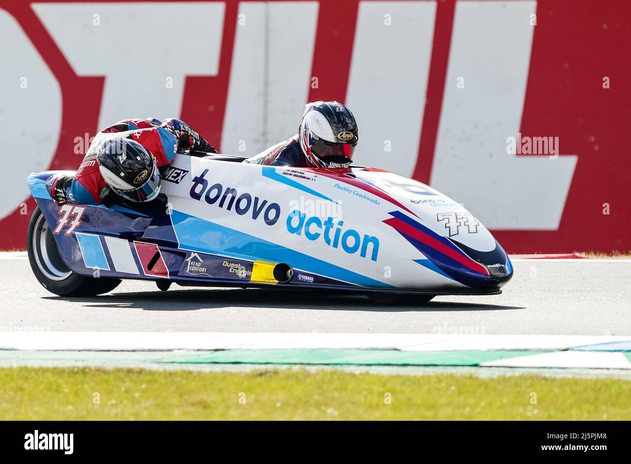 ASSEN, PAESI BASSI - APRILE 24: Tim Reeves di Gran Bretagna e Kevin Rousseau di Francia durante la FIM Sidecar Race 2 durante il WorldSBK Motul Dutch Round al TT Circuit Assen il 24 Aprile 2022 ad Assen, Paesi Bassi (Foto di Andre Weening/Orange Pictures) Foto Stock