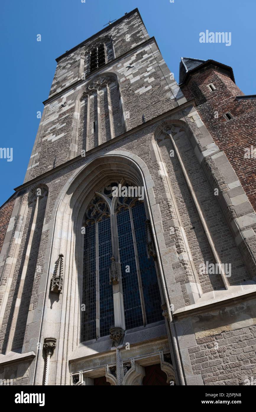 Ingresso con alte vetrate ad arco della storica chiesa Jacobskerk sul mercato nel villaggio olandese di Winterswijk, Paesi Bassi Foto Stock