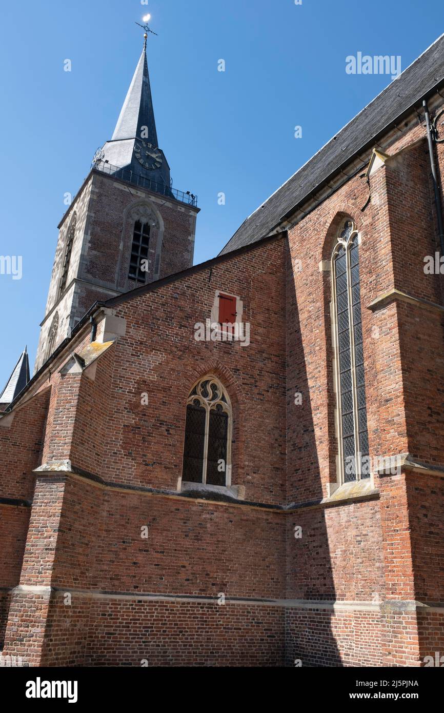 Storica chiesa di Jacobskerk con guglia al mercato nel villaggio olandese di Winterswijk nei Paesi Bassi Foto Stock