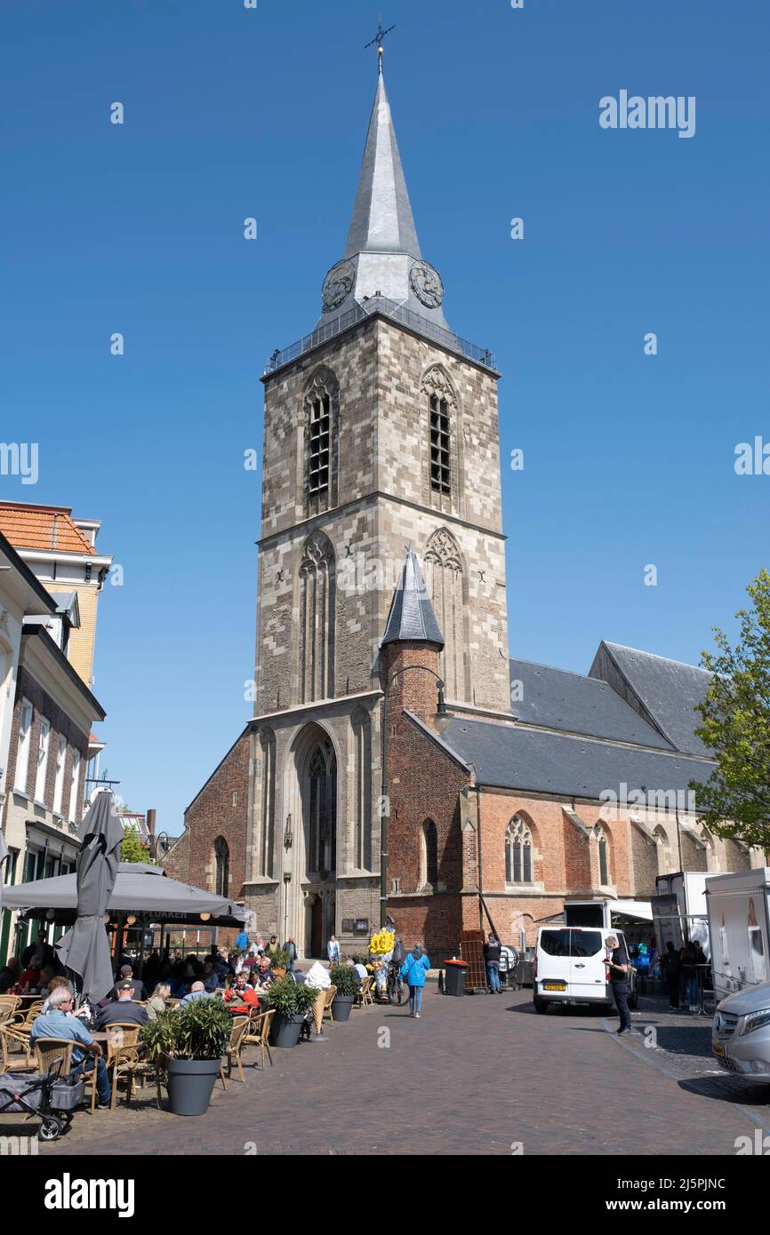 La storica chiesa 'Jacobskerk' nel trafficato mercato nel villaggio olandese di Winterswijk nei Paesi Bassi Foto Stock