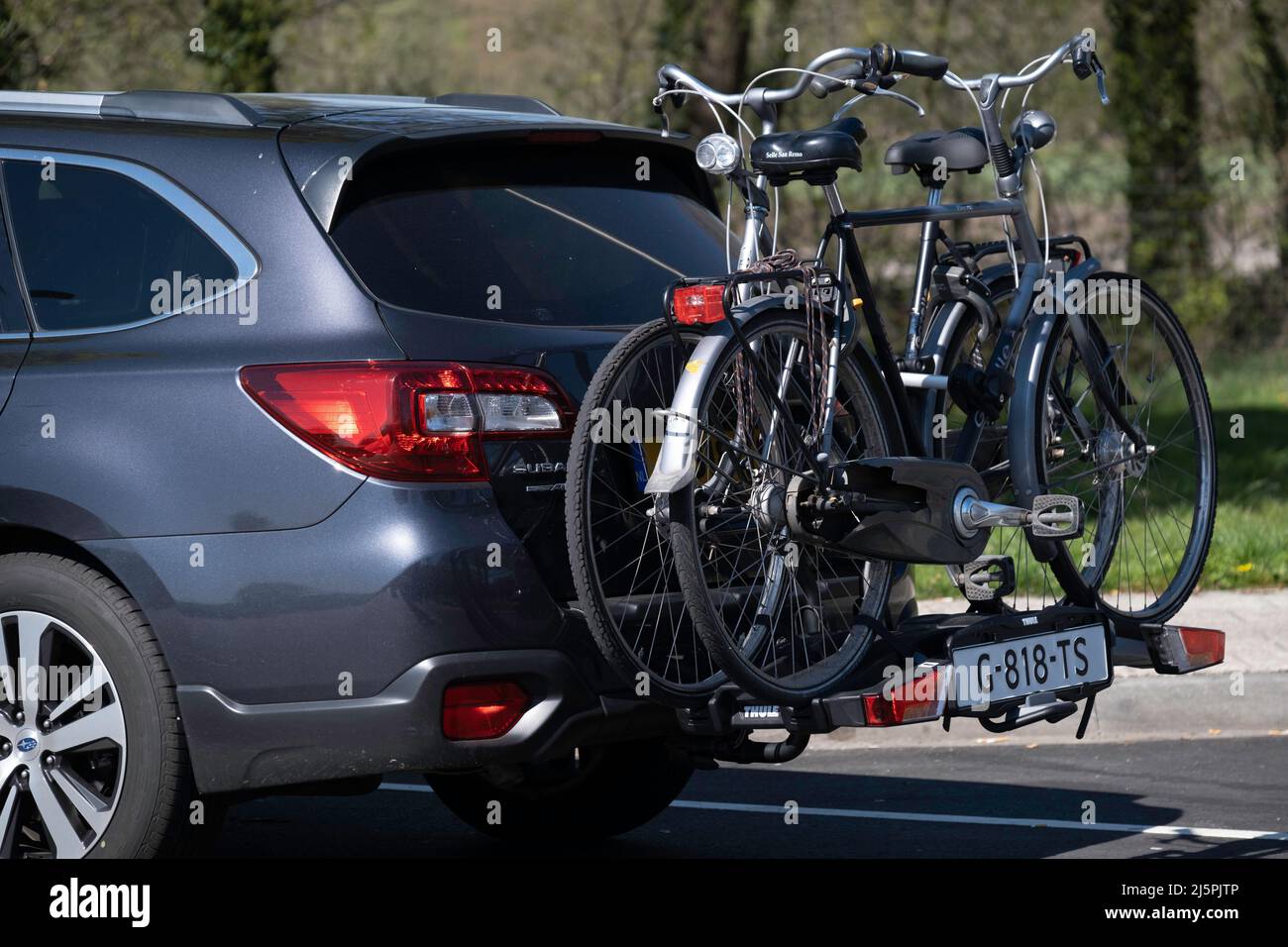 Portabiciclette con due biciclette sul gancio di traino di un Outback Subaru Foto Stock