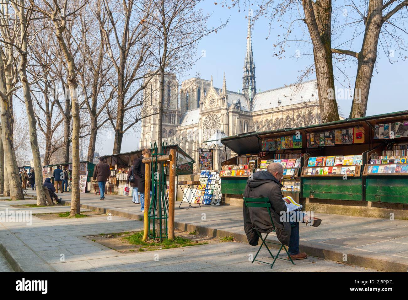 Parigi, Francia - 5 marzo 2011: Stand dei librai lungo la Senna a Parigi Foto Stock