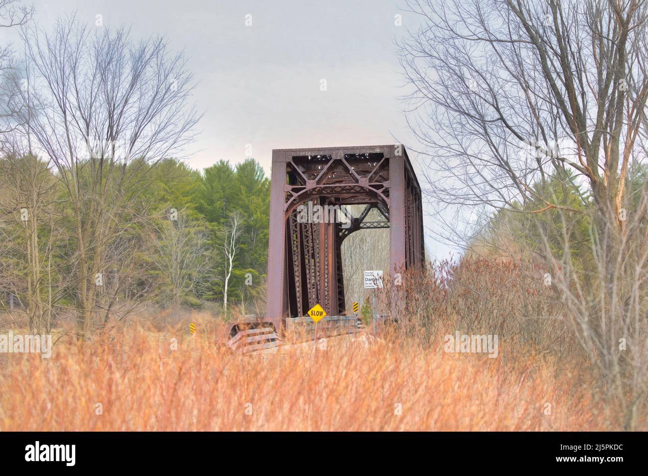 Un vecchio ponte di tralicci ferroviario in ferro CN abbandonato fuori Ottawa, Canada Foto Stock