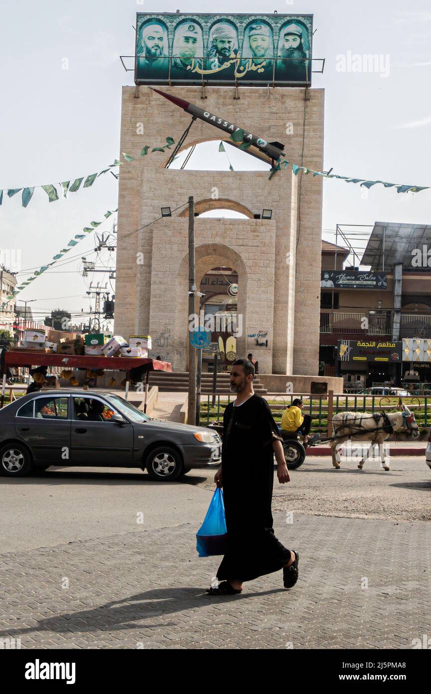 Gaza, Palestina. 24th Apr 2022. Un palestinese passa davanti a un modello di missile Qassam-A a Rafah, nella striscia meridionale di Gaza, il primo razzo palestinese realizzato localmente, prodotto e sviluppato dagli ingegneri delle Brigate Izz al-DIN al-Qassam, l'ala militare del movimento islamico Hamas nella striscia di Gaza. Credit: SOPA Images Limited/Alamy Live News Foto Stock