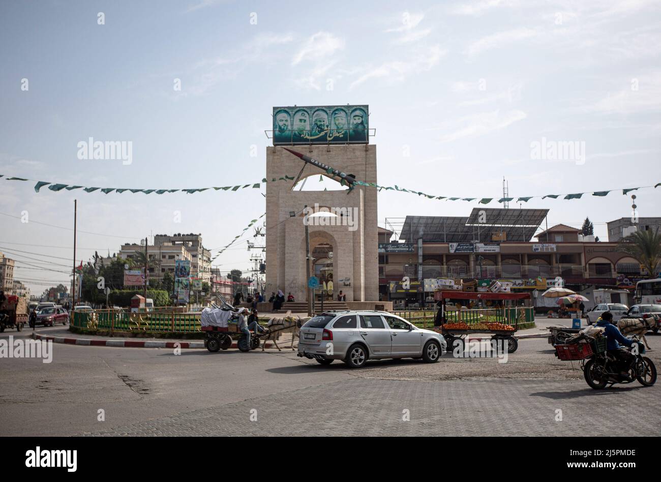 Gaza, Palestina. 24th Apr 2022. I palestinesi superano un modello di missile Qassam-A a Rafah, nella striscia meridionale di Gaza, il primo razzo palestinese realizzato localmente, prodotto e sviluppato dagli ingegneri delle Brigate Izz al-DIN al-Qassam, l'ala militare del movimento islamico di Hamas nella striscia di Gaza. (Foto di Yousef Masoud/SOPA Images/Sipa USA) Credit: Sipa USA/Alamy Live News Foto Stock
