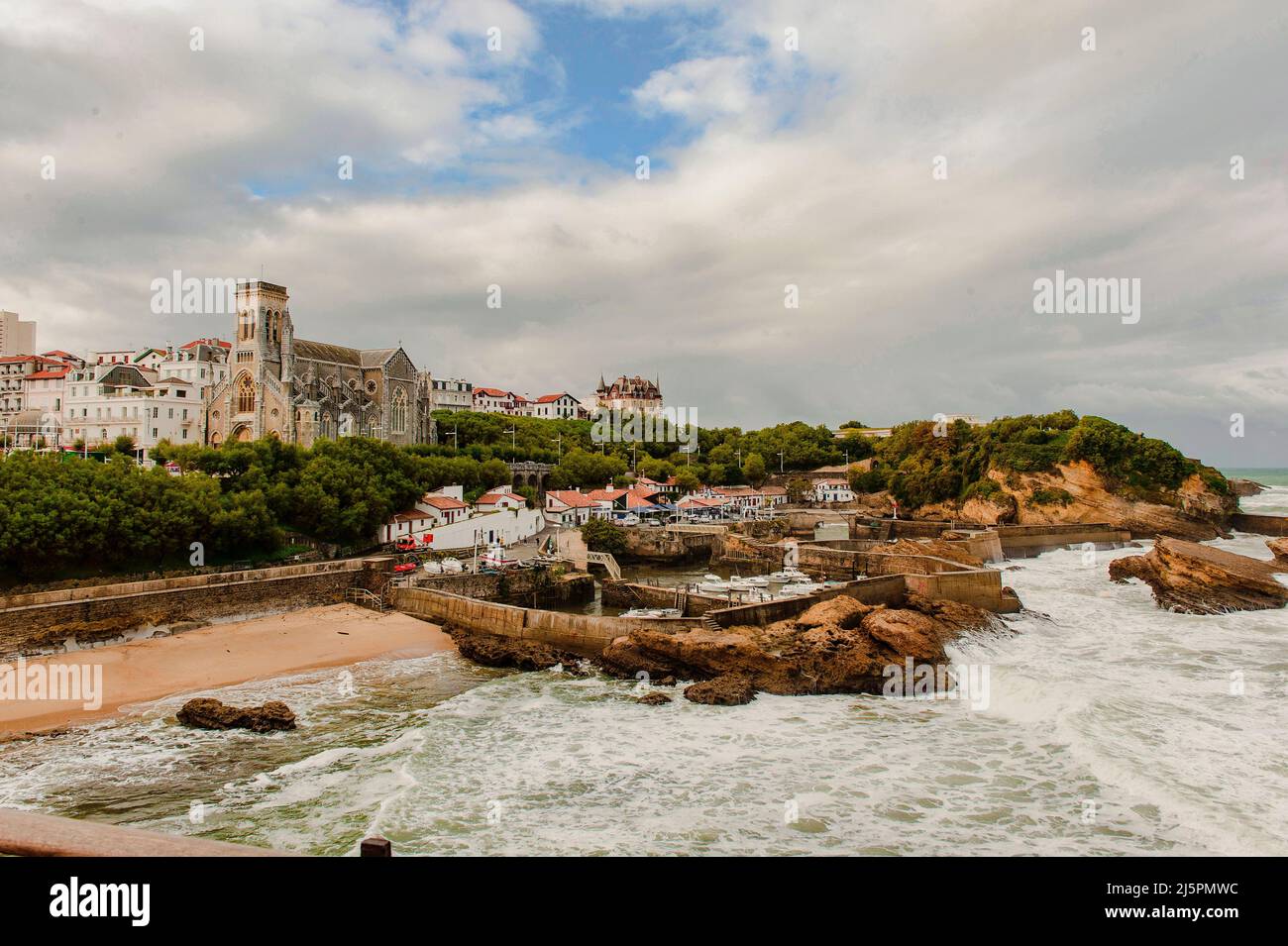 La chiesa Église Sainte-Eugénie de Biarritz e il vecchio porto di Biarritz, Francia Foto Stock