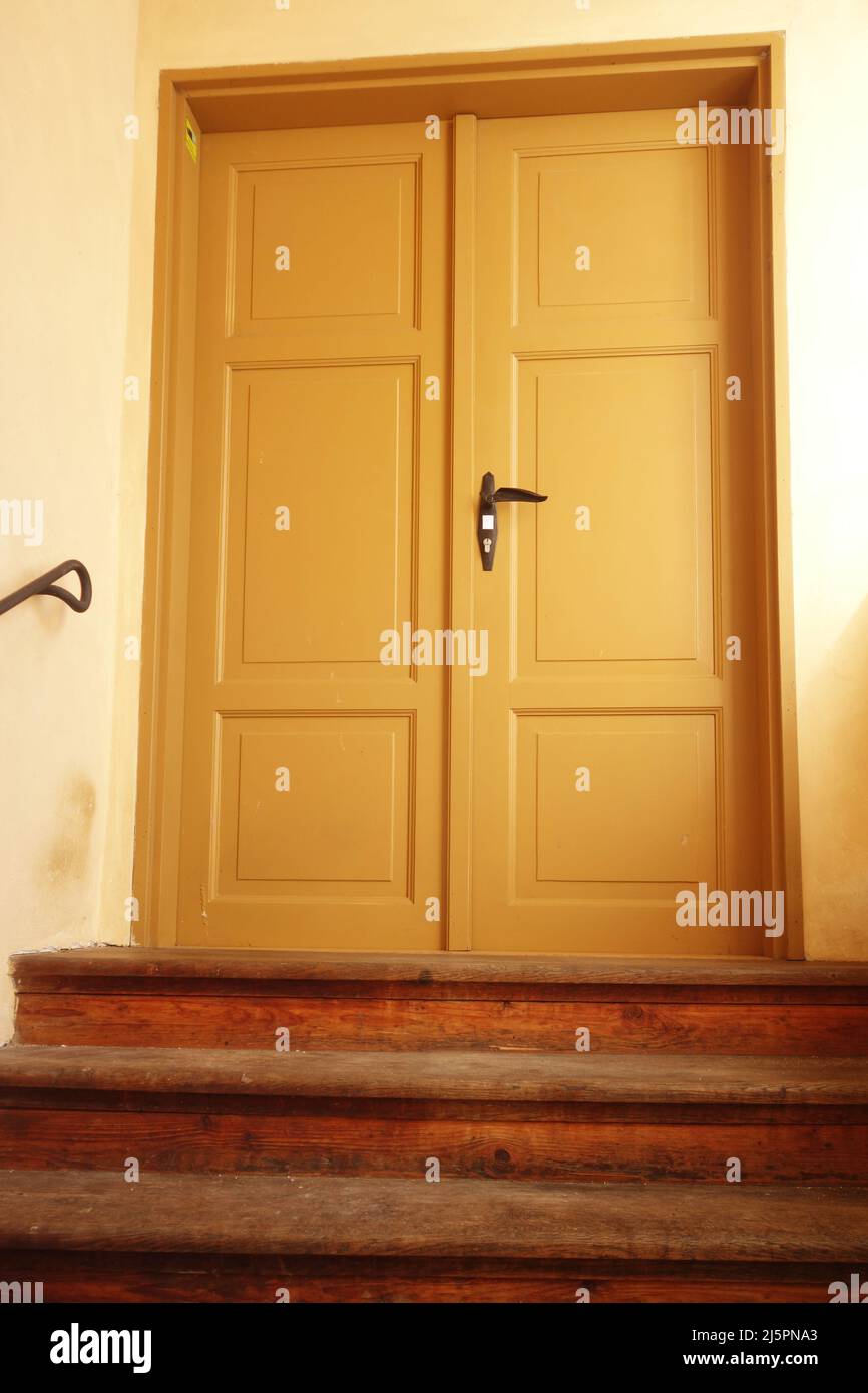 porta classica e scale Foto Stock