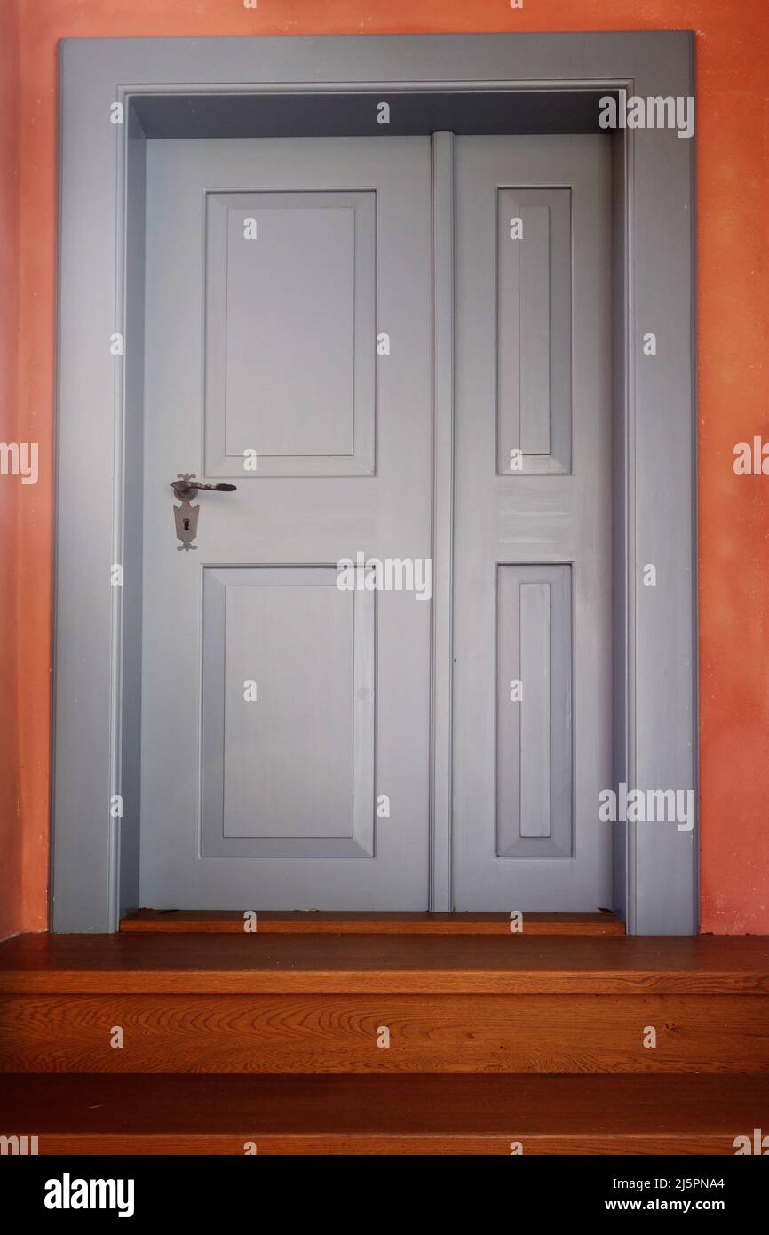 porta classica e scale Foto Stock