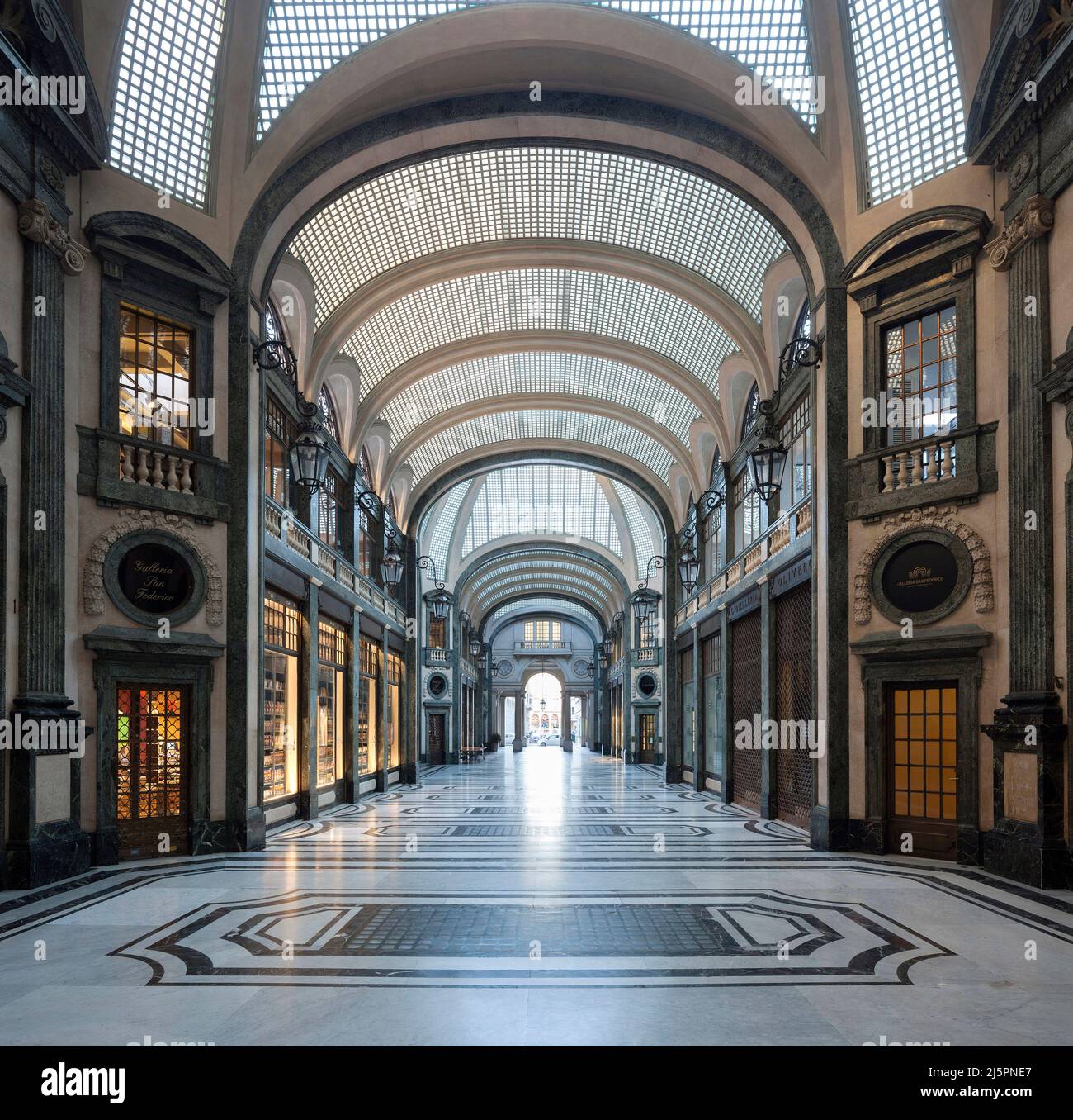 Vue sur la Galleria San Federico a Torino, Galerie marchande construite en 1856, Reamenagee en 1933, Architecture civile italienne. , Torino, Piemonte, Italie. Foto Stock