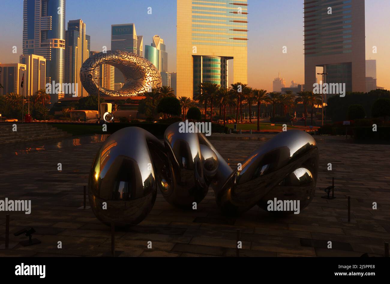 Museum, Dubai, Downtown, Atemberaubende Aussicht auf die Skyline von Dubai mit künstlerischer skulptur und Museum der Zukunft erbaut für die Expo Foto Stock