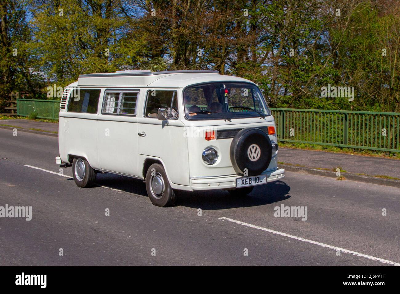 1973 70s anni '70 bianco VW Volkswagen 1800cc benzina; camper a motore, camper, camper su strade britanniche, camper, camper, vacanze in famiglia, roulotte, vacanze Touring caravan, Conversioni furgoni, Vanagon autohome, vita in viaggio, Regno Unito Foto Stock