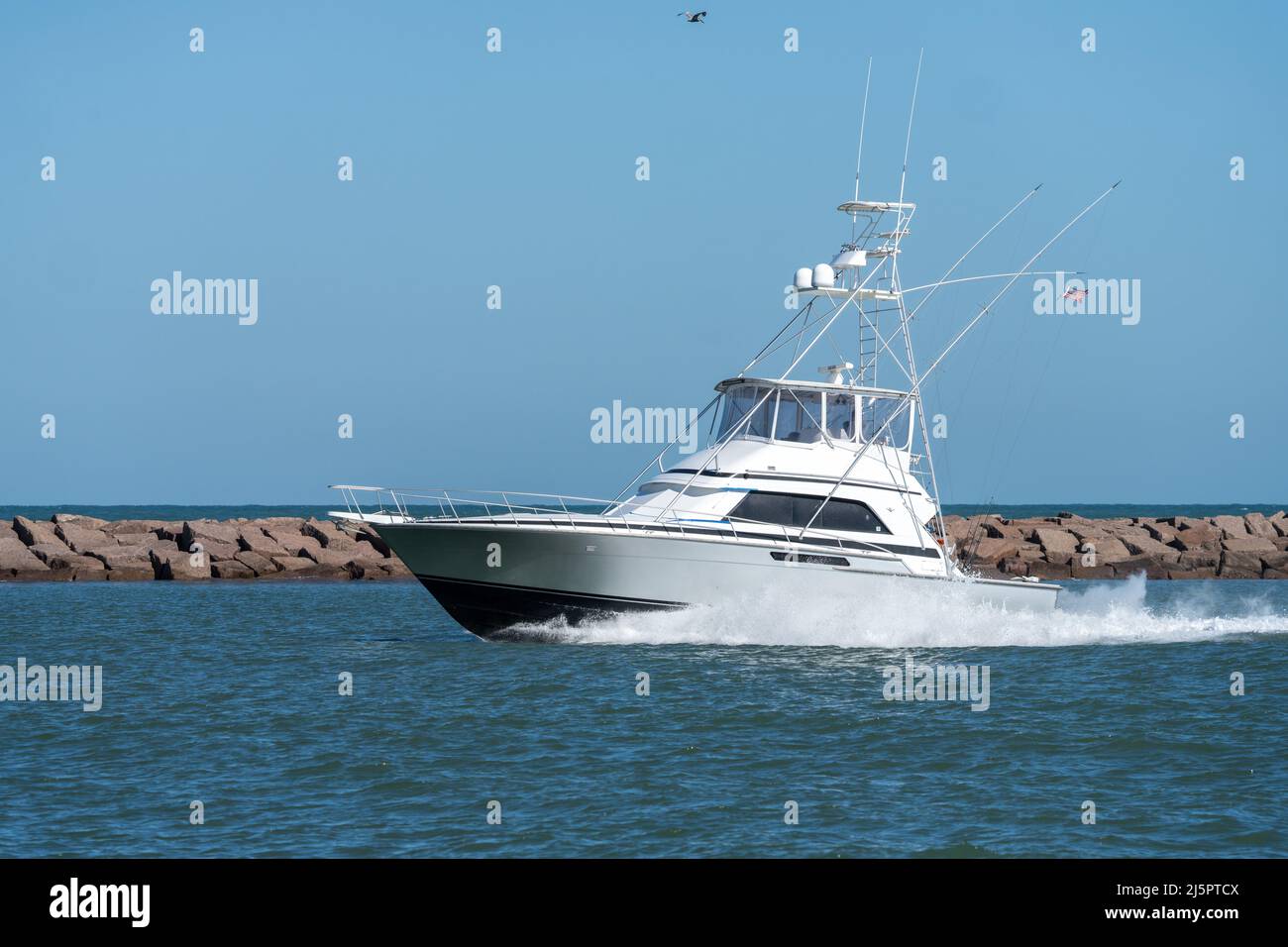 50' Bertram Convertibile barca da pesca di ritorno attraverso il taglio Mansfield da un charter di pesca d'altura. Texas. Foto Stock