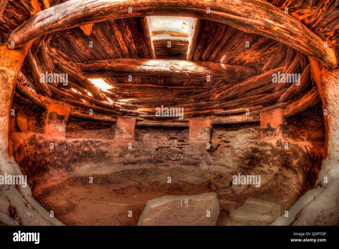 Vista con lenti fish-eye all'interno di una kiva nella rovina dei due Kivas nel monumento nazionale Bears Ears nello Utah. Il complesso dei due ruin Kivas è un piccolo gruppo di Th Foto Stock