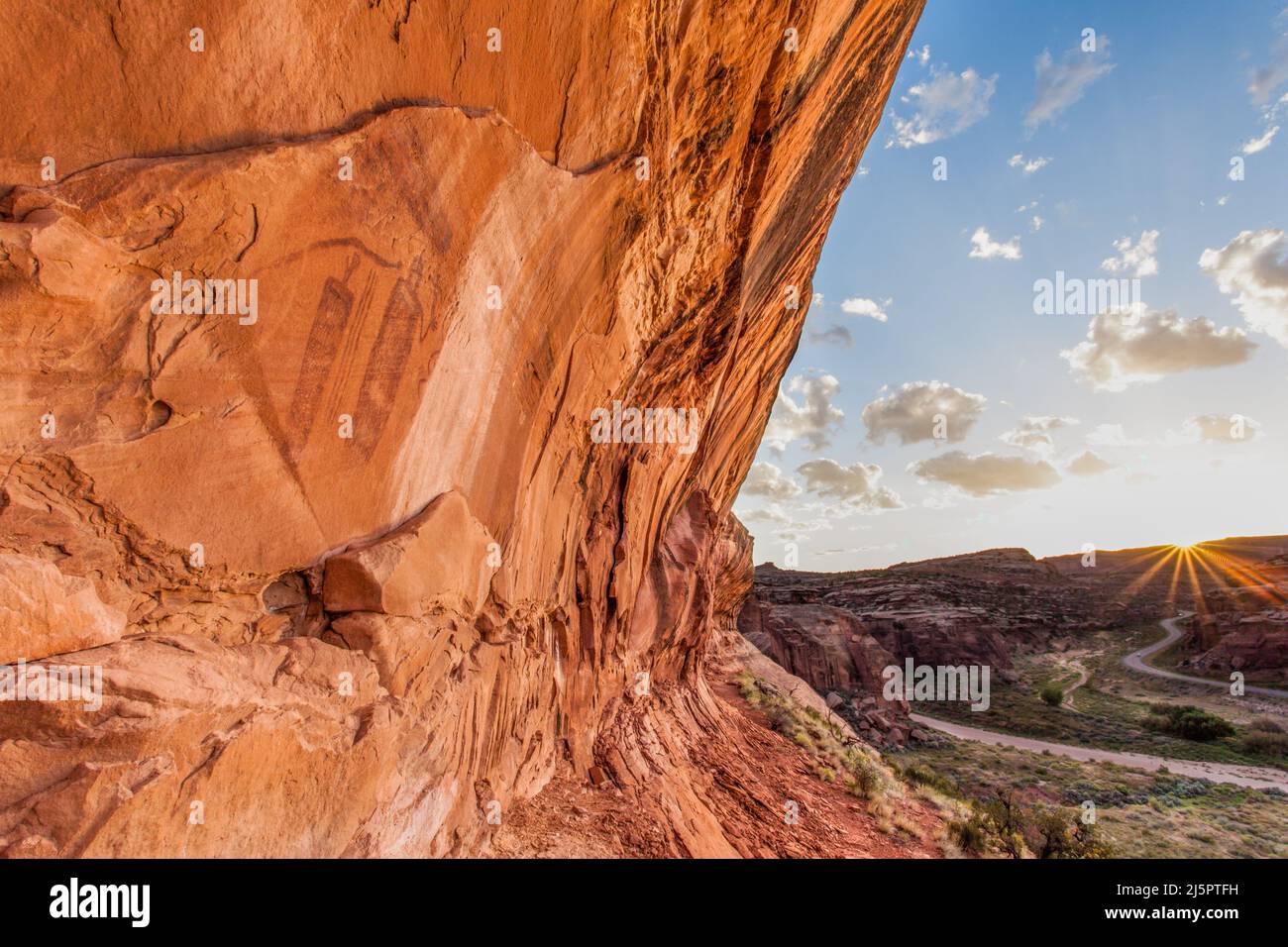 Il Snake Man Pictograph Panel è situato in alto su un muro di arenaria nel Seven Mile Canyon vicino a Moab, Utah. I dipinti sono stati eseguiti nel Barrier Canyo Foto Stock