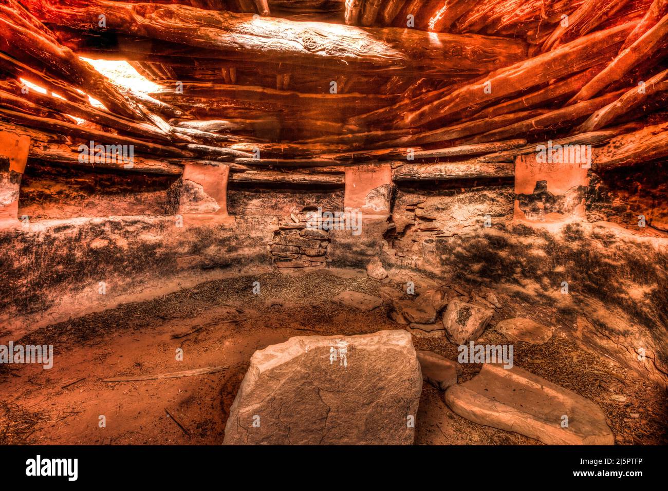 VEW all'interno di una kiva nella rovina dei due Kivas nel monumento nazionale Bears Ears nello Utah. La foto è stata scattata attraverso un foro esitng nella parete. I due Foto Stock