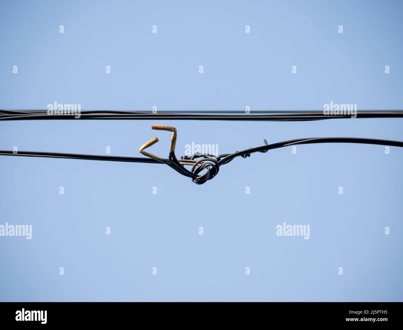 Installazione pericolosa di cavi in fibra ottica Foto Stock