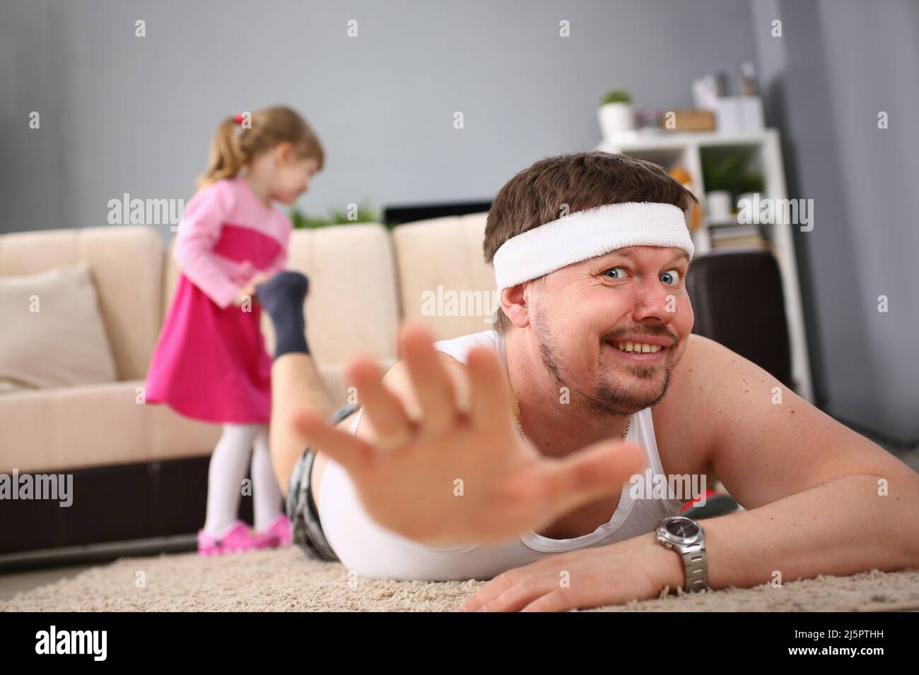 Uomo di mezza età che fa esercizi sportivi a casa Foto Stock