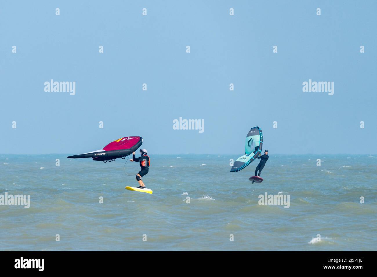 Due alari surfisti su aliscafi che si incemano nel Golfo del Messico in inverno a South Padre Island, Texas. Foto Stock