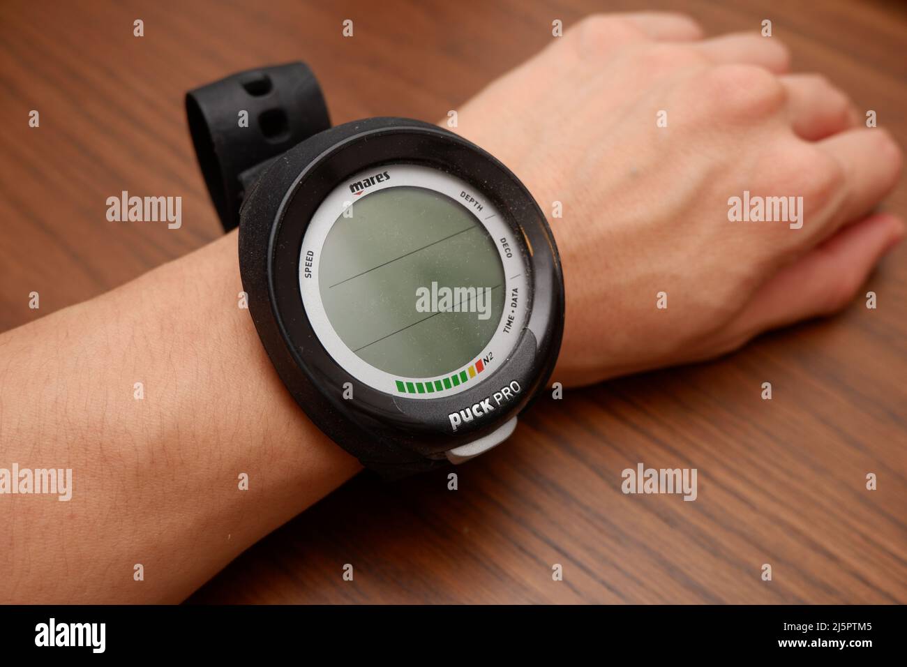 Hong Kong - 25 Apr 2022: Orologio Mares diving, puck pro, indossato da un uomo su superficie di legno. Foto Stock