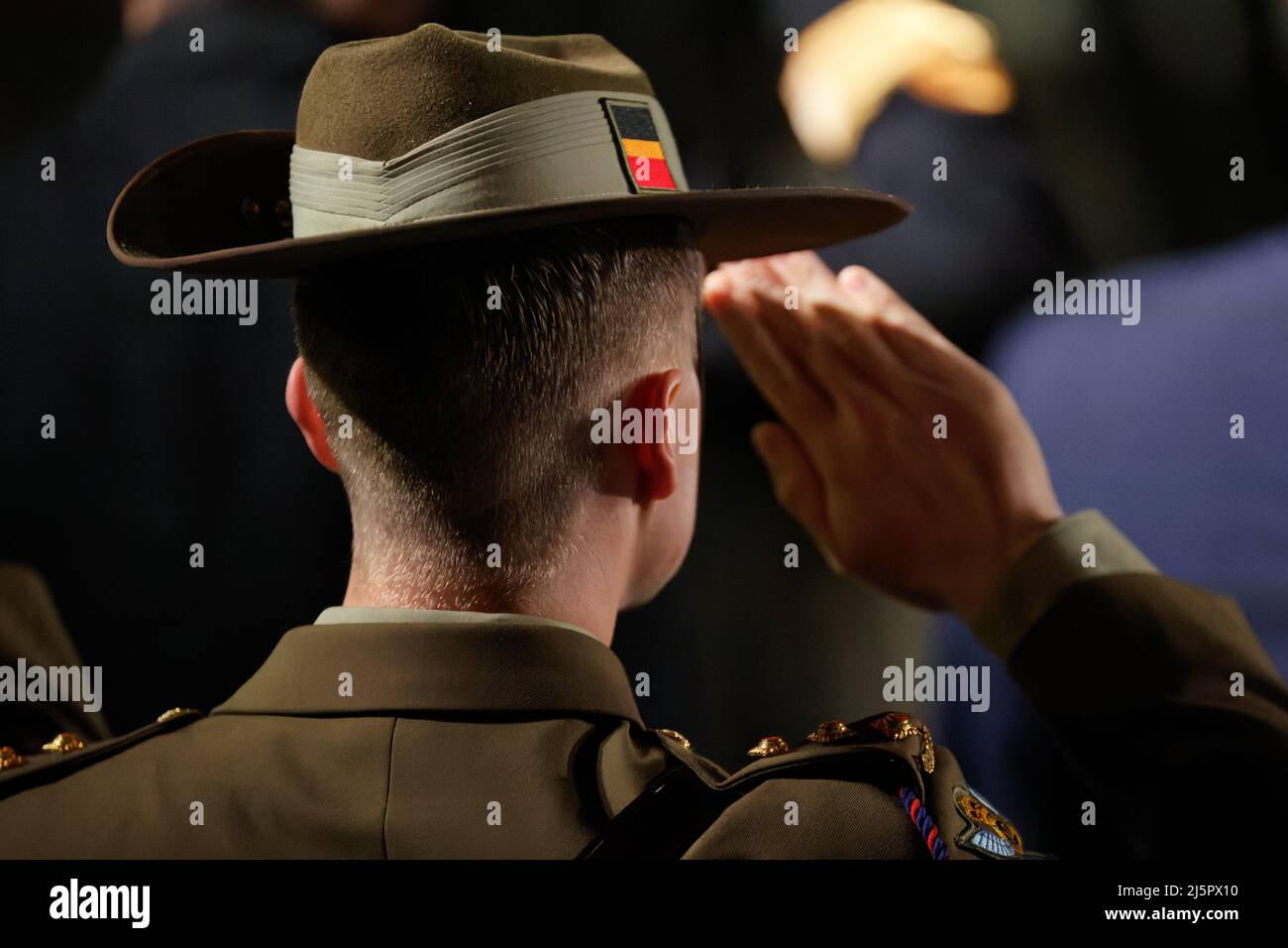 Sydney, Australia. 25th Apr 2022. Un soldato saluta durante l'ANZAC Day Dawn Service il 25 aprile 2022 a Sydney, Australia Credit: IOIO IMAGES/Alamy Live News Foto Stock