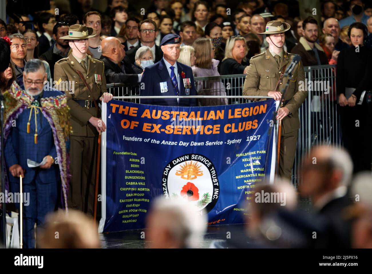 Sydney, Australia. 25th Apr 2022. Le folle si riuniscono per l'ANZAC Day Dawn Service al Cenotaph al Martin Place il 25 aprile 2022 a Sydney, Australia Credit: IOIO IMAGES/Alamy Live News Foto Stock