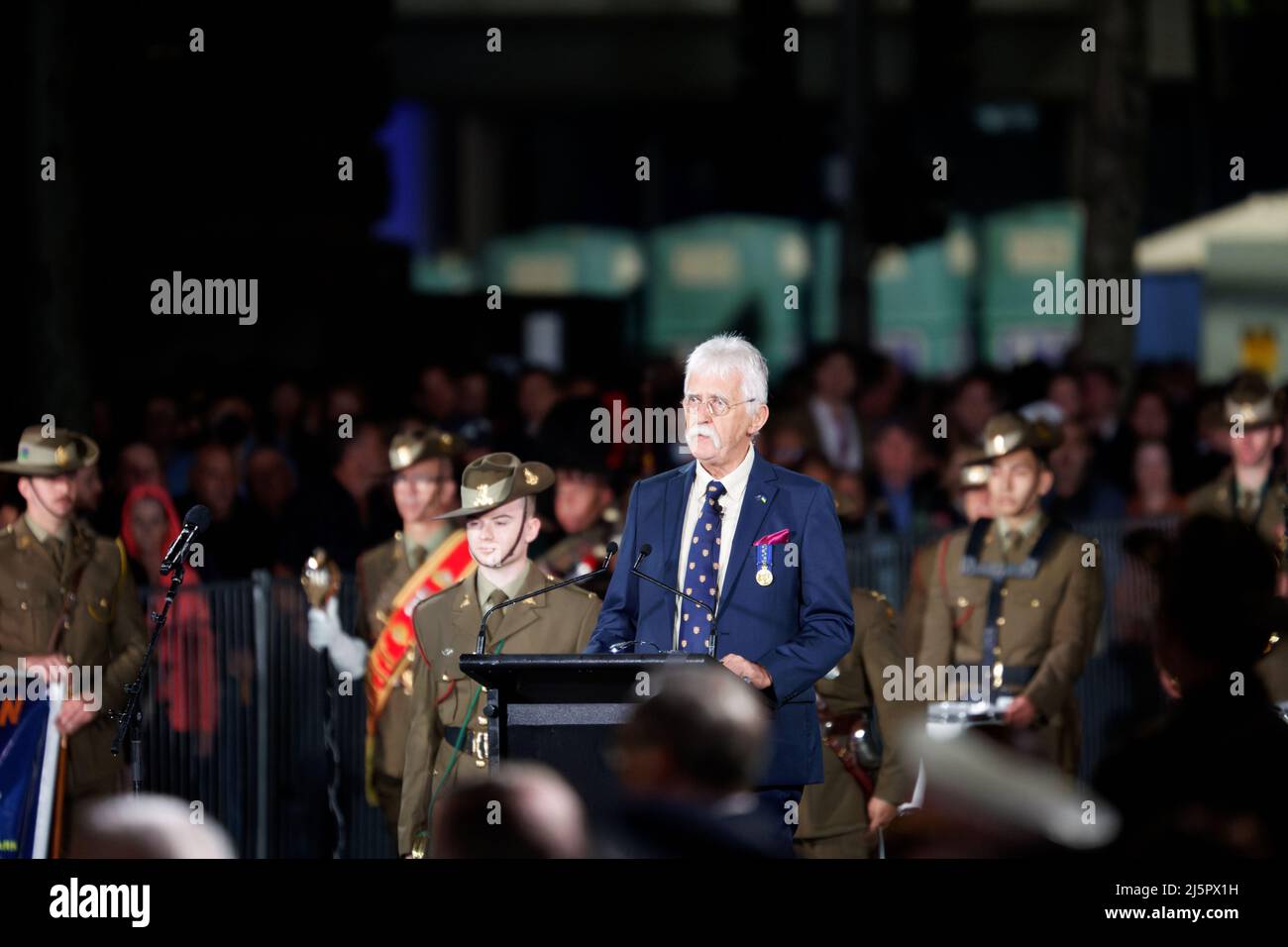 Sydney, Australia. 25th Apr 2022. Il maestro delle cerimonie che parlano durante il servizio ANZAC Day Dawn il 25 aprile 2022 a Sydney, Australia Credit: IOIO IMAGES/Alamy Live News Foto Stock
