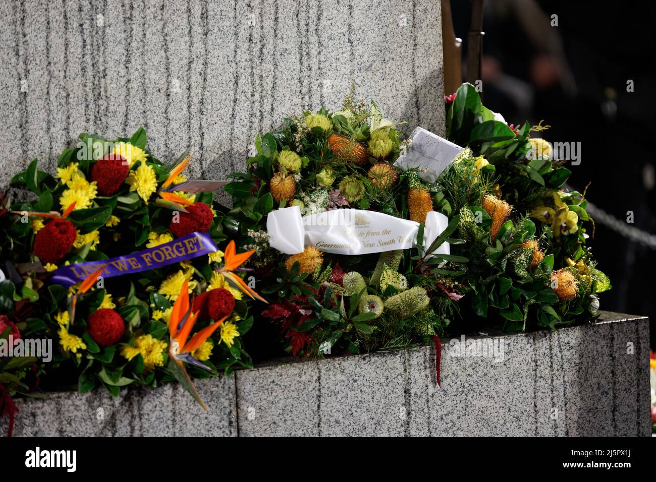 Sydney, Australia. 25th Apr 2022. Le corone sono posate sul Martin Place Cenotaph durante l'ANZAC Day Dawn Service il 25 aprile 2022 a Sydney, Australia Credit: IOIO IMAGES/Alamy Live News Foto Stock
