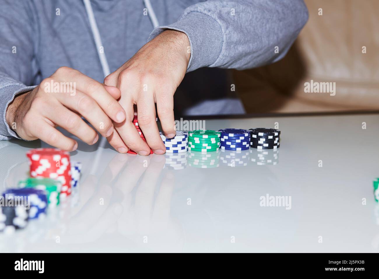 Concetto di gioco di poker con chip, carte sul tavolo. Godendo il momento, detox digitale con gli amici. Messa a fuoco selettiva. Foto di alta qualità Foto Stock