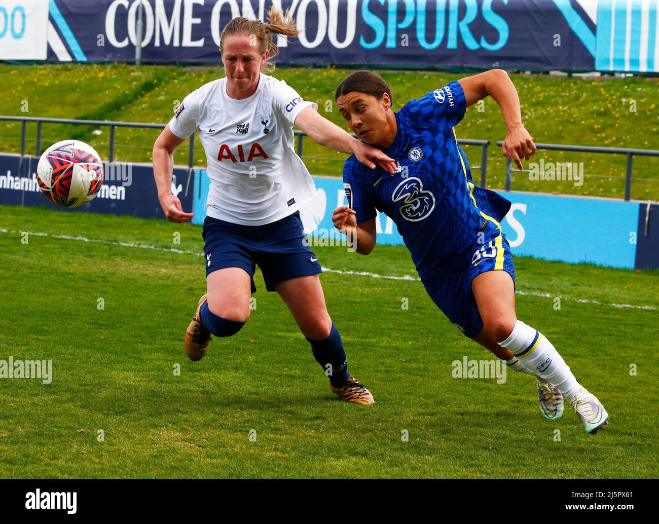 BARNET, INGHILTERRA - APRILE 24:L-R Kerys Bartrip di Tottenham Hotspur Donne detiene di Chelsea Donne Sam Kerr durante Barclays fa Women's Super League betw Foto Stock