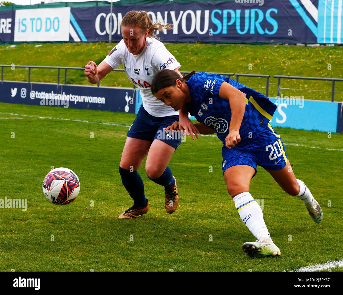 BARNET, INGHILTERRA - APRILE 24:L-R Kerys Bartrip di Tottenham Hotspur Donne detiene di Chelsea Donne Sam Kerr durante Barclays fa Women's Super League betw Foto Stock