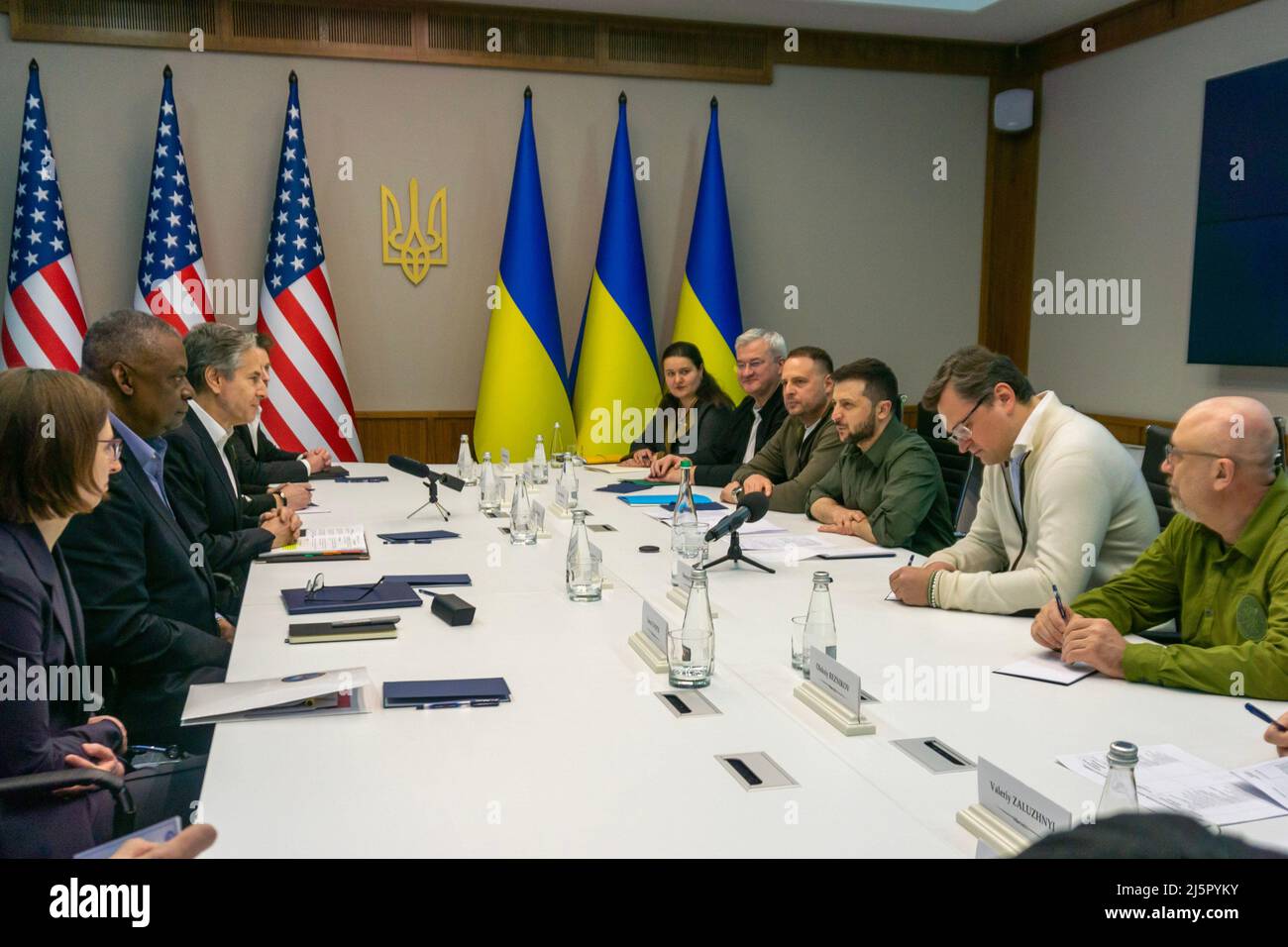 Il Segretario di Stato degli Stati Uniti Antony J. Blinken e il Segretario della Difesa degli Stati Uniti Lloyd J. Austin III visitano il Presidente ucraino Volomydyr Zelensky e gli alti funzionari governativi a Kiev, Ucraina, il 24 aprile 2022. I leader hanno parlato delle armi e degli aiuti militari statunitensi, spostando l'ambasciata degli Stati Uniti a Kiev e degli aiuti umanitari. Foto Stock