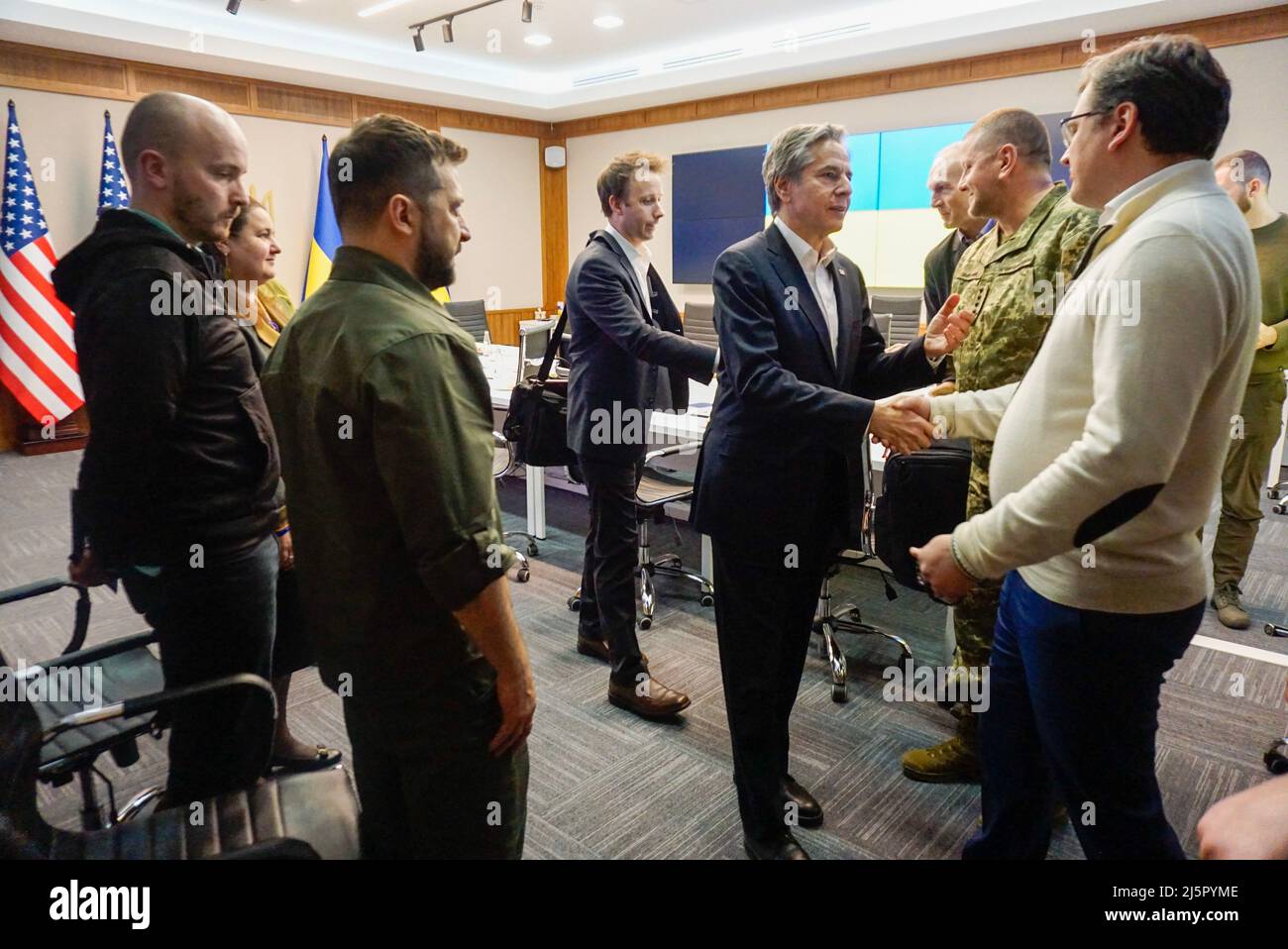 Il Segretario di Stato degli Stati Uniti Antony J. Blinken e il Segretario della Difesa degli Stati Uniti Lloyd J. Austin III visitano il Presidente ucraino Volomydyr Zelensky e gli alti funzionari governativi a Kiev, Ucraina, il 24 aprile 2022. I leader hanno parlato delle armi e degli aiuti militari statunitensi, spostando l'ambasciata degli Stati Uniti a Kiev e degli aiuti umanitari. Foto Stock