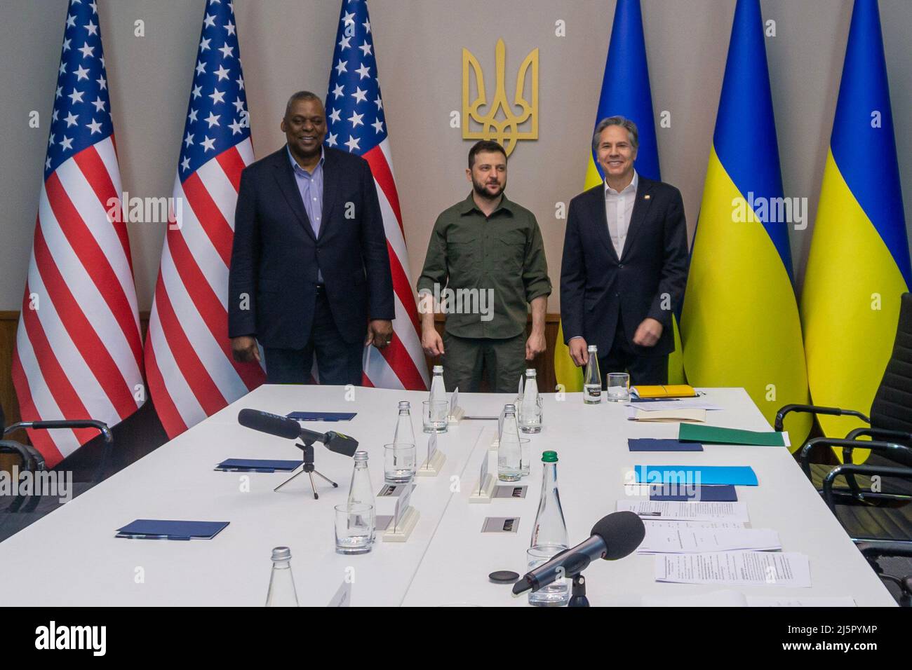 Il Segretario di Stato degli Stati Uniti Antony J. Blinken e il Segretario della Difesa degli Stati Uniti Lloyd J. Austin III visitano il Presidente ucraino Volomydyr Zelensky e gli alti funzionari governativi a Kiev, Ucraina, il 24 aprile 2022. I leader hanno parlato delle armi e degli aiuti militari statunitensi, spostando l'ambasciata degli Stati Uniti a Kiev e degli aiuti umanitari. Foto Stock