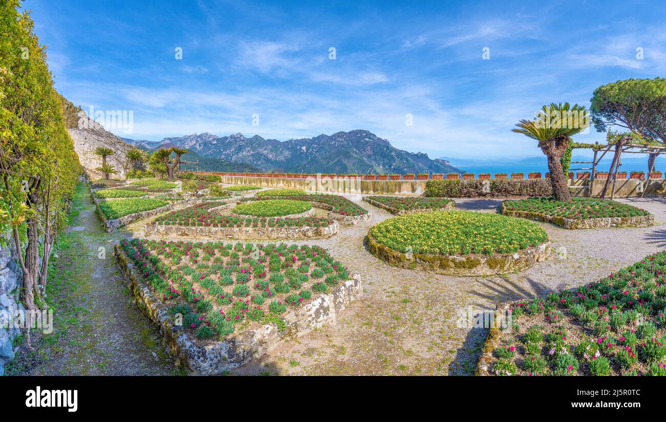 Ravello, Italia; 19 aprile 2022 - una vista sui giardini di Villa Ravello, Italia Foto Stock