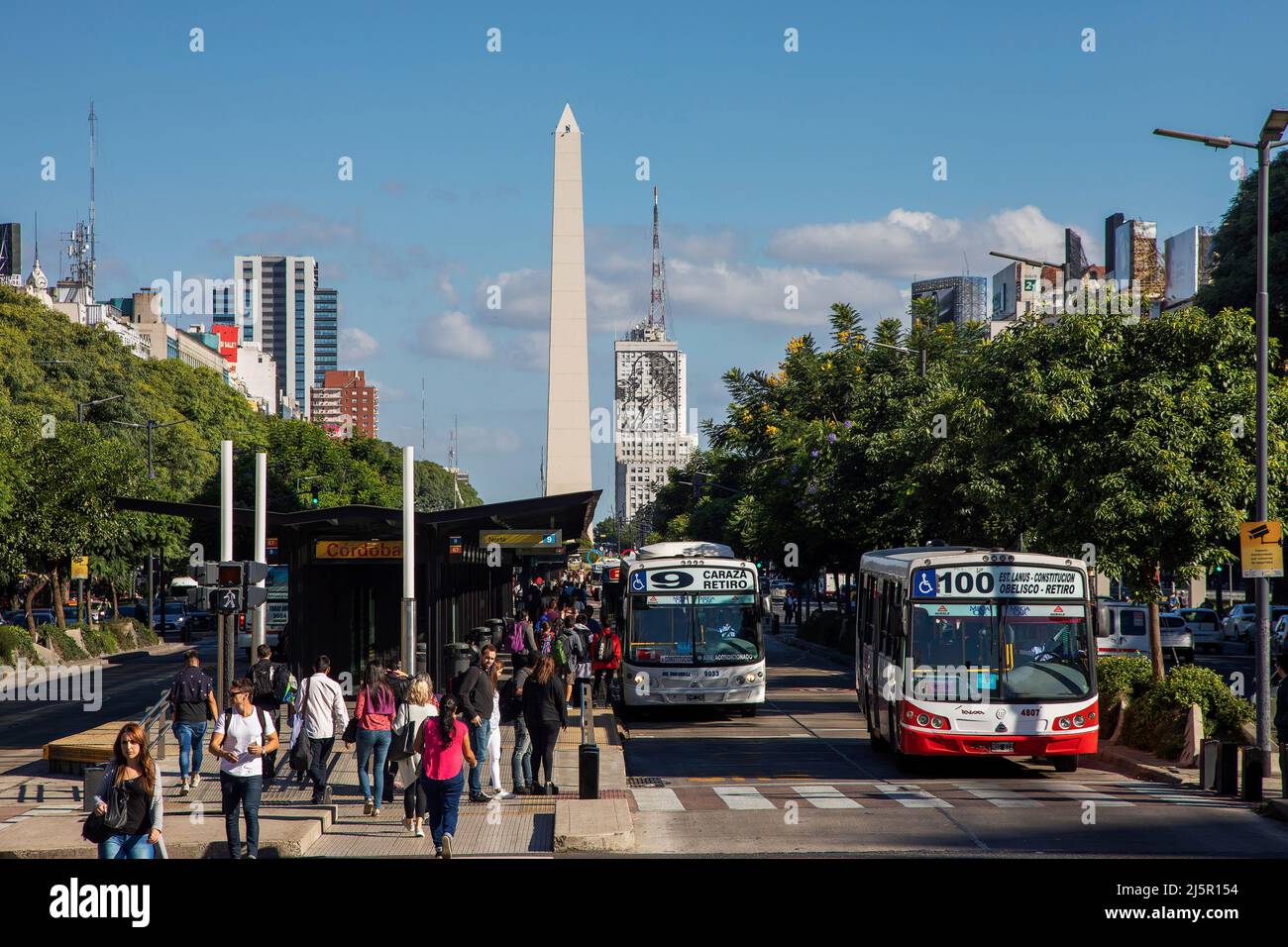 Argentina, Buenos Aires - la 16-lane 9 de Julio Avenue è stato trasformato. In precedenza, le auto dominavano le corsie centrali dell’Avenue, ma oggi, le falle Foto Stock