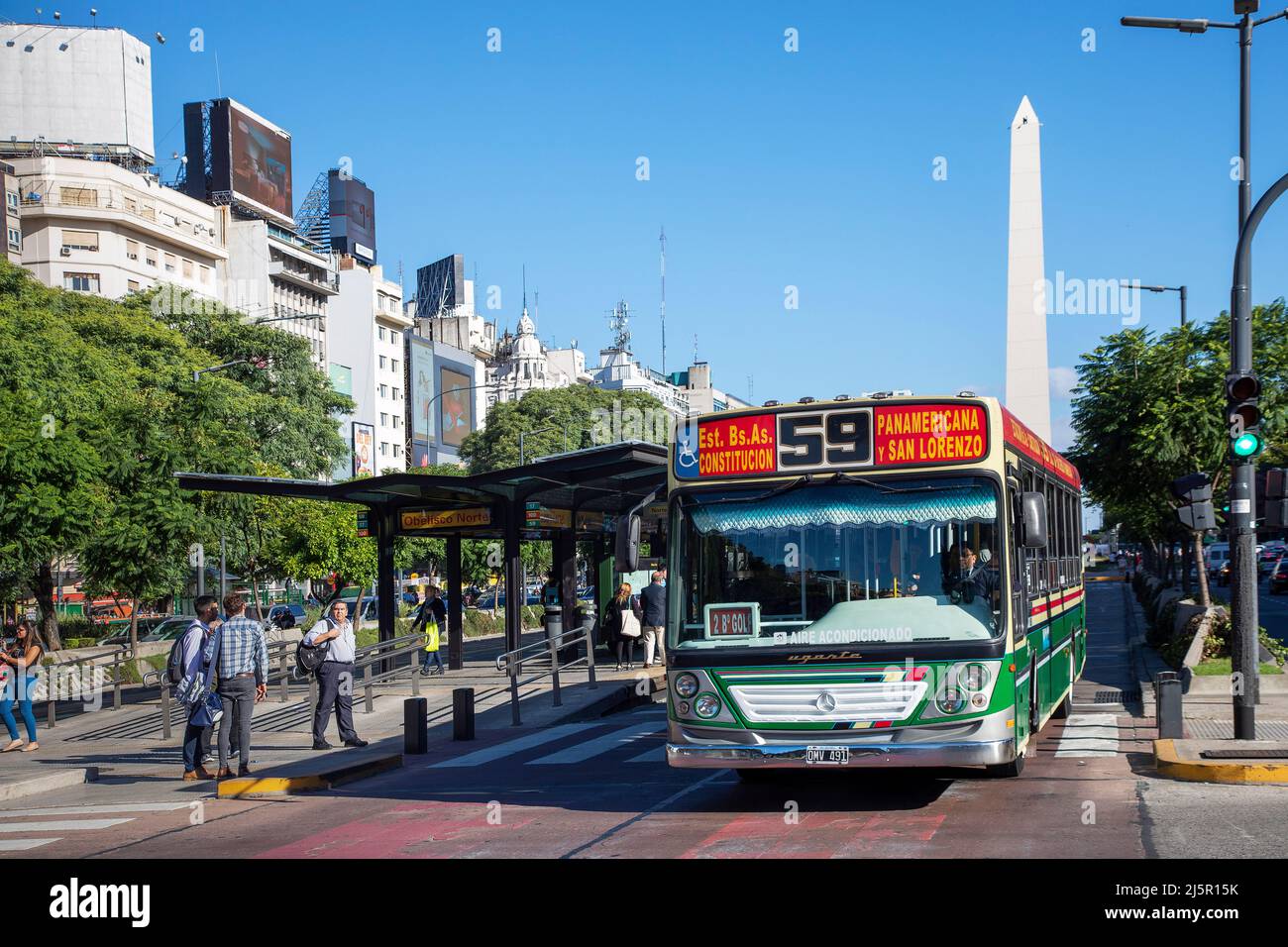 Argentina, Buenos Aires - la 16-lane 9 de Julio Avenue è stato trasformato. In precedenza, le auto dominavano le corsie centrali dell’Avenue, ma oggi, le falle Foto Stock