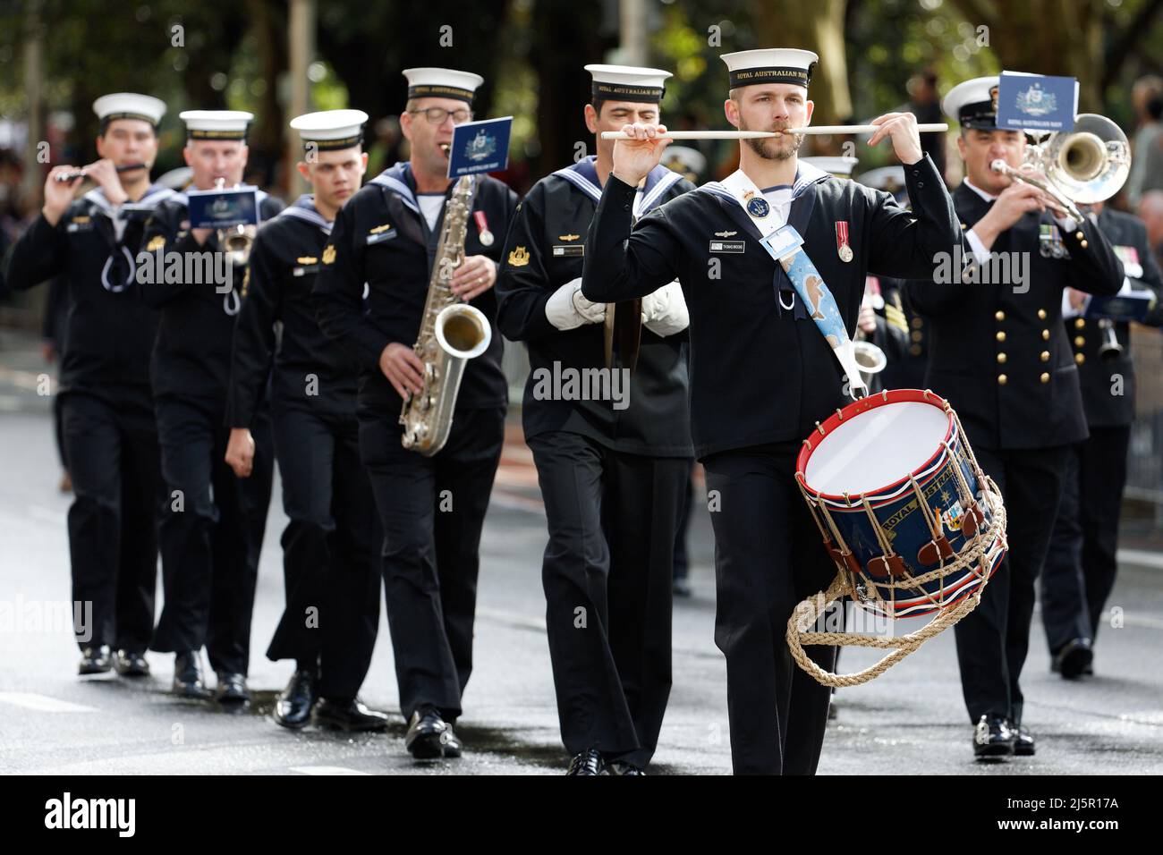 Sydney, Australia. 25th Apr 2022. I veterani di guerra, il personale della difesa, le vedove di guerra e i discendenti si fanno strada lungo Elizabeth Street durante la parata del giorno dell'ANZAC il 25 aprile 2022 a Sydney, Australia. Il giorno ANZAC di quest'anno marzo arriva 107 anni al giorno da quando le truppe australiane e neozelandesi sbarcarono a Gallipoli per iniziare la campagna. Credit: Immagini IOIO/Alamy Live News Foto Stock