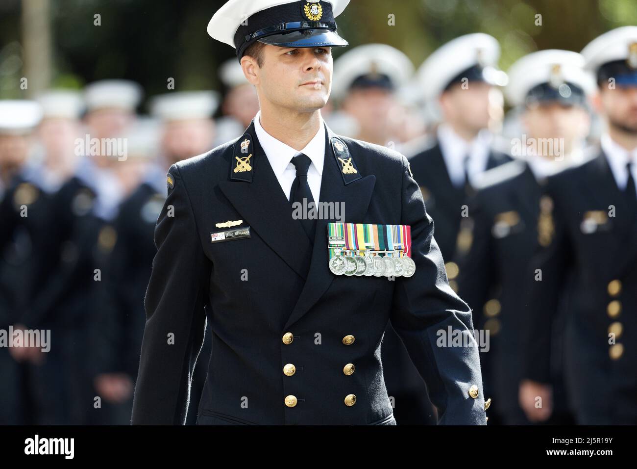 Sydney, Australia. 25th Apr 2022. I veterani di guerra, il personale della difesa, le vedove di guerra e i discendenti si fanno strada lungo Elizabeth Street durante la parata del giorno dell'ANZAC il 25 aprile 2022 a Sydney, Australia. Il giorno ANZAC di quest'anno marzo arriva 107 anni al giorno da quando le truppe australiane e neozelandesi sbarcarono a Gallipoli per iniziare la campagna. Credit: Immagini IOIO/Alamy Live News Foto Stock