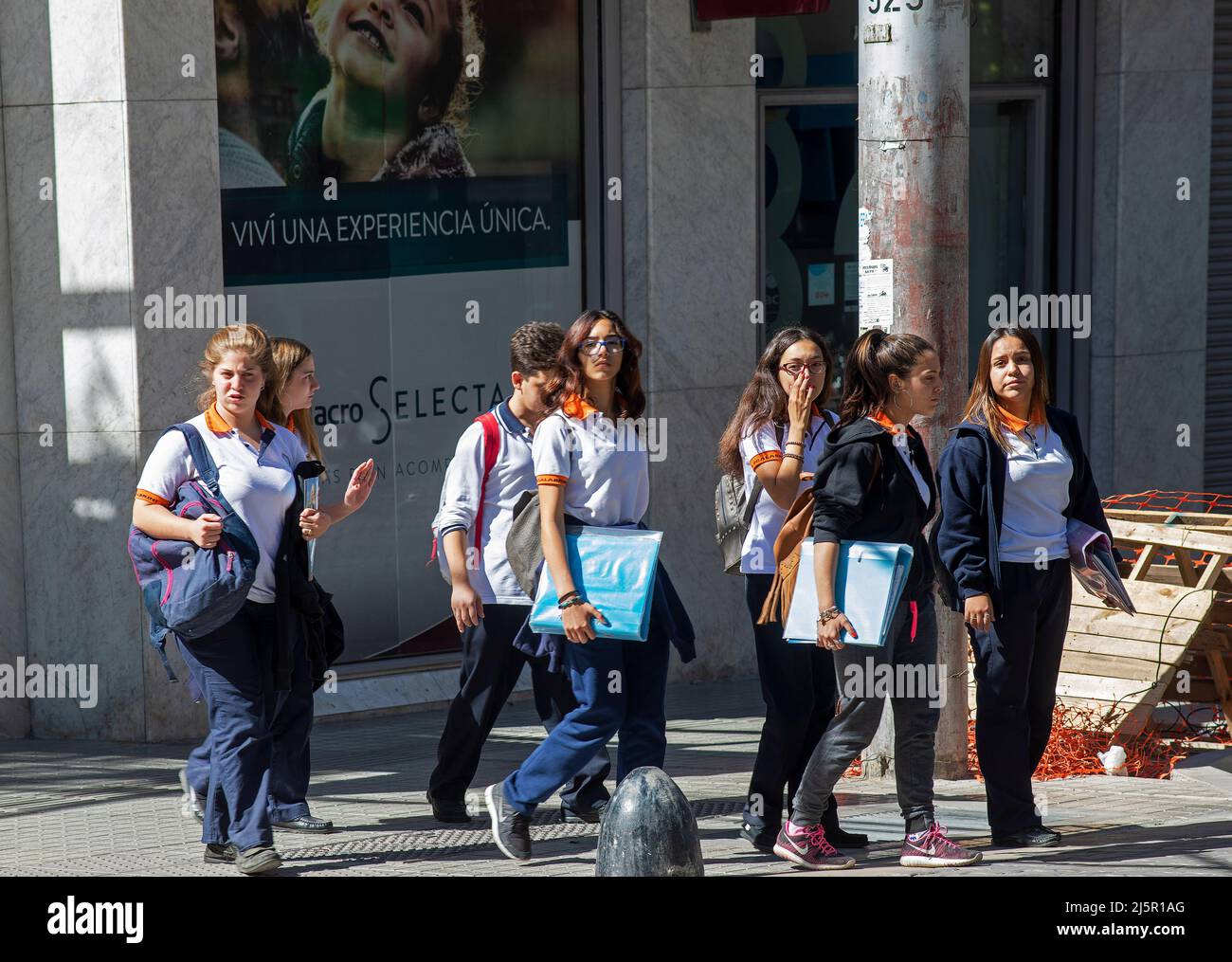 Argentina, Mendoza - studenti in cammino verso la scuola. Foto Stock