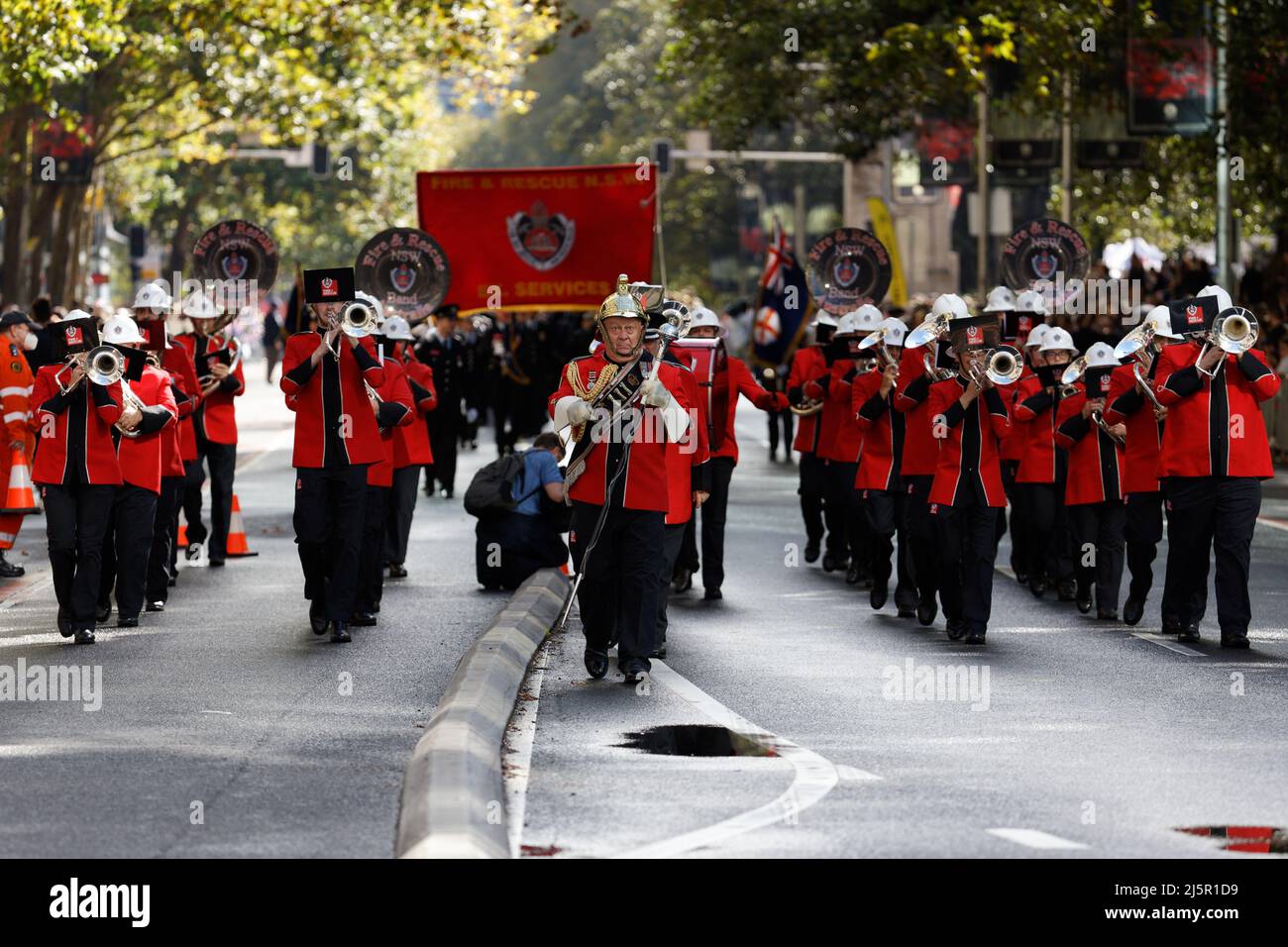 Sydney, Australia. 25th Apr 2022. I veterani di guerra, il personale della difesa, le vedove di guerra e i discendenti si fanno strada lungo Elizabeth Street durante la parata del giorno dell'ANZAC il 25 aprile 2022 a Sydney, Australia. Il giorno ANZAC di quest'anno marzo arriva 107 anni al giorno da quando le truppe australiane e neozelandesi sbarcarono a Gallipoli per iniziare la campagna. Credit: Immagini IOIO/Alamy Live News Foto Stock