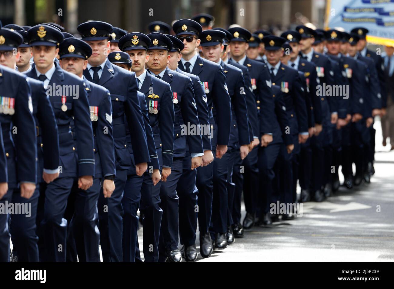 Sydney, Australia. 25th Apr 2022. I veterani di guerra, il personale della difesa, le vedove di guerra e i discendenti si fanno strada lungo Elizabeth Street durante la parata del giorno dell'ANZAC il 25 aprile 2022 a Sydney, Australia. Il giorno ANZAC di quest'anno marzo arriva 107 anni al giorno da quando le truppe australiane e neozelandesi sbarcarono a Gallipoli per iniziare la campagna. Credit: Immagini IOIO/Alamy Live News Foto Stock