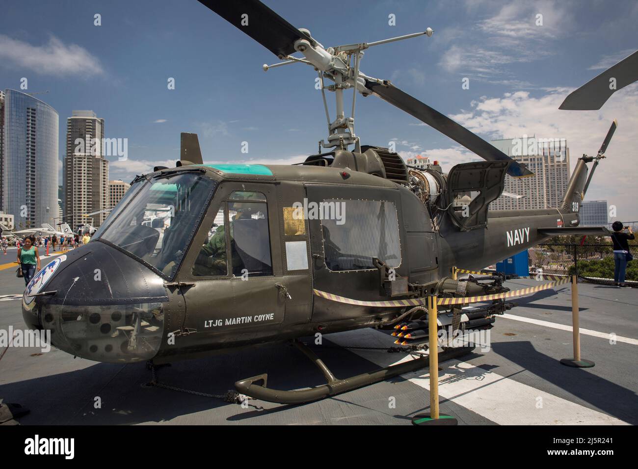 UH-1 elicottero Huey Gunship al ponte di volo USS Midway, Molo della Marina di San Diego Foto Stock