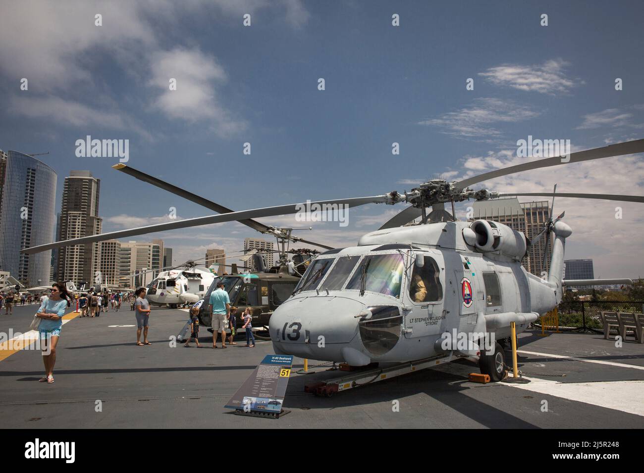 SH-60 elicottero Seahawk al volo della portaerei USS Midway, molo della Marina di San Diego Foto Stock