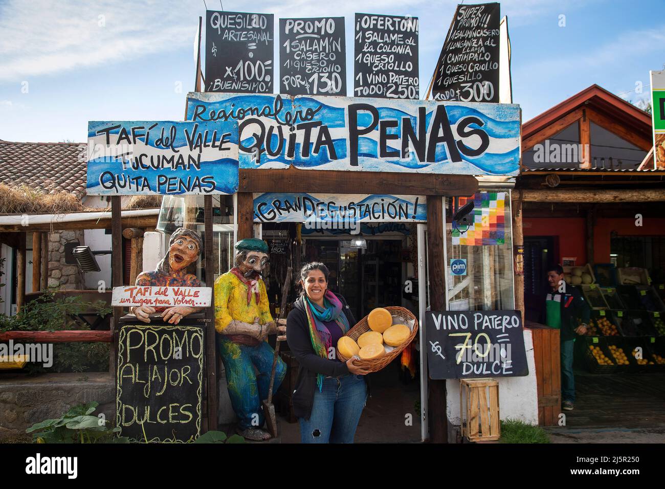 Argentina, Tafi del Valle - un negozio di specialità gastronomiche in città vende frutta, formaggio, vino e molto altro. Foto Stock